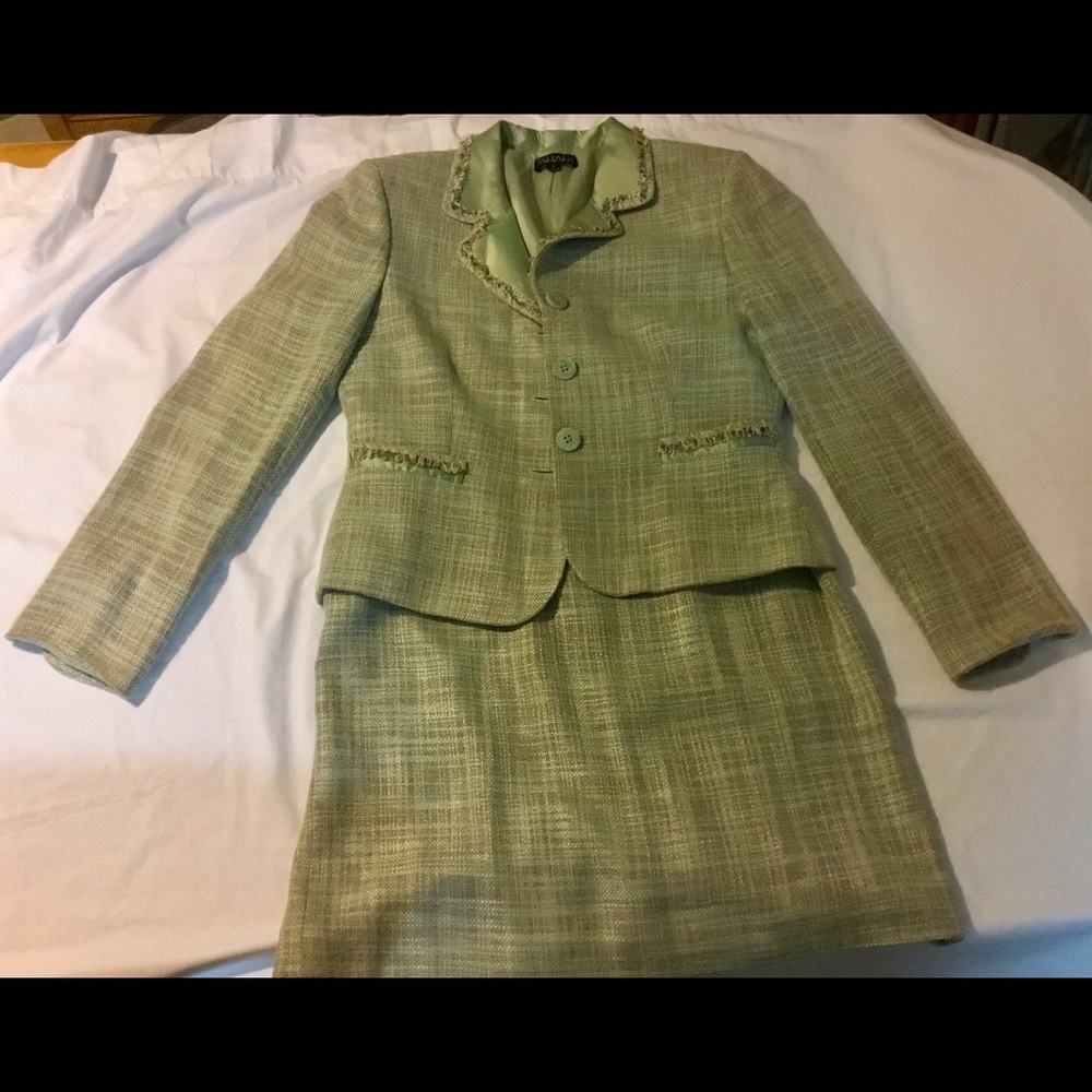 Tahari 2 piece suit set size 8